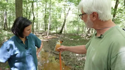 Wasser aus einem Bach in der Nähe eines Data Centers.